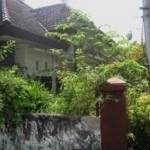 Salah satu rumah Dinas milik Pemkab Lamongan yang mangkrak. foto: tribunnews
