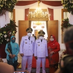 Wali Kota dan Wakil Wali Kota Surabaya Terpilih Eri Cahyadi dan Armudji resmi dilantik Gubernur Jawa Timur Khofifah Indar Parawansa, Jumat (26/2/2021) sore. (foto: ist)