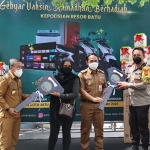 Kapolres Batu, AKBP I Nyoman Yogi Hermawan, dan Wakil Wali Kota Batu, Punjul Santoso, saat memberikan hadiah kepada pemenang undian Gebyar Vaksininasi Ramadan Berhadiah.