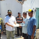 Anggota DPRD Jatim, Satib (baju putih) saat memberikan bantuan secara simbolis kepada korban.