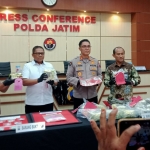 Kabid Humas Polda Jatim, Dirreskoba Polda Jatim menujukan barang bukti 33Kg sabu dan Aset TPPU 