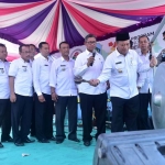 Bupati Fadeli saat menabuh beduk tanda dimulainya Bursa Inovasi Desa. 