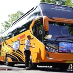 Salah satu bus yang siap mengantarkan peserta balik gratis ke Surabaya. Foto: Ist