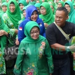 Mundjidah Wahab (Bu Mun) bersama ratusan pendukungnya saat mengembalikan formulir pendaftaran ke kantor DPC Partai Demokrat Jombang, Jumat (18/8/2017). foto: ROMZA/ BANGSAONLINE