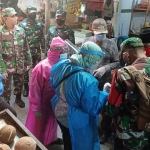 Petugas gabungan melakukan sidak ke Pasar Sikatan setelah mendapat laporan bahwa pedagang yang reaktif hasil rapid test ternyata masih berjualan.