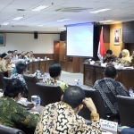 Gubernur Jatim Khofifah Indar Parawansa pimpin rapat dengan seluruh Kepala OPD Pemprov Jatim di ruang rapat Lt. 7, Kantor Gubernur Jatim Jl Pahlawan 110 Surabaya. foto: ist