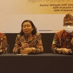 Kepala Kanwil DJP Jawa Timur l Agustin Vita Avantin (tengah) memberikan keterangan kepada wartawan usai sosialisasi PPS.