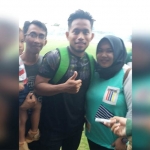 Andik Vermasyah jadi rebutan selfie penonton usai latihan perdana Madura United di lapangan Stadion Gelora Bangkalan (SGB). foto: FAUZI/ BANGSAONLINE