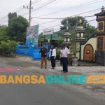 Kabid Sarpras Dishub didamping Kepala SMPN 1 Wonoasri melihat pengerjaan ZoSS. Foto: Hendro Suhartono/BANGSAONLINE