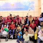 Dra Hj Fatma Saifullah Yusuf yang berbagi kasih bersama ratusan penyandang disabilitas.