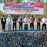 Polres Pamekasan memusnahkan barang bukti ribuan botol minuman keras (miras) berbagai merek di Lapangan Multifungsi Sarja Arya Racana Pamekasan, Rabu (1/9/2021). (foto: ist)