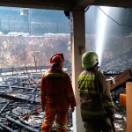 Petugas Damkar Jember saat berada di restoran hotel yang terbakar.