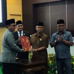 Bupati dan para pimpinan DPRD saat menunjukkan hasil penetapan Raperda tentang Perubahan APBD Pamekasan 2022.