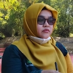 Devi Staf DLH Pamekasan saat memantau DAM di Desa Klampar, Kecamatan Proppo, Pamekasan. 