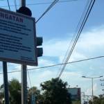 ?Papan larangan mengemis dan memberi uang kepada gepeng di perempatan Jl Pemuda Kota Mojokerto, Jum’at (2/4). foto : yudi eko purnomo/HARIAN BANGSA