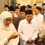 Gubernur Jatim Khofifah bersama Ketua DMI Jatim KH M Roziqi saat meberikan keterangan kepada para awak media. Foto: YUDI ARIANTO/ BANGSAONLINE