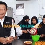 Bupati Lamongan, Yuhronur Efendi, saat melihat langsung kegiatan peserta pelatihan membuat makanan olahan. Foto: NUR QOMAR HADI/BANGSAONLINE