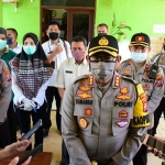 Kapolresta Sidoarjo yang juga sebagai Wakil Ketua Gugus Tugas Percepatan Penanganan Covid-19 Sidoarjo, Kombes Pol. Sumardji bersama petugas gabungan lainnya.