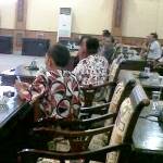 Puluhan Kepala Desa di Kabupaten Sumenep ngeluruk kantor dewan. Foto:faisal/BANGSAONLINE