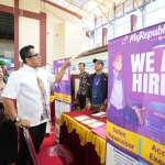 Pj Wali Kota Mojokerto saat meninjau pelaksanaan Job Fair.