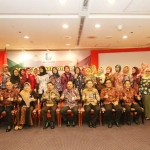 Sekretaris Daerah Provinsi Jawa Timur Dr. H. Akhmad Sukardi MM ditemani Kepala Biro Humas dan Protokol Setdaprov Jatim Drs. Benny Sampir Wanto M.Si, foto bersama para peserta di Hotel JW Marriot Surabaya, Jumat (2/2) siang.