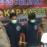 Kedua tersangka pengedar dan pencetak uang palsu diamankan Polsek Gubeng.