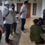 Petugas dari Satreskoba Polres Batu saat merazia tempat karaoke dan kos purel, serta melakukan tes urine secara acak.