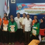 Ketua KONI Bangkalan KH Abdul Kadir (tengah) didampingi Ketua Harian beserta Atlet IPSI.