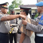 AKBP Djoko Lestari saat melaksanakan sertijab Kapolsek Kota Pamekasan di halaman Mapolres Pamekasan.