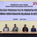 Plt Kepala Bakesbangpol Kota Kediri, Tanto Widjohari (pegang mik), saat memberi sambutan. Foto: Ist