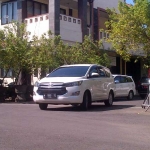 Mobil tim KPK saat meninggalkan Kantor BKD. foto: SOFFAN/ BANGSAONLINE