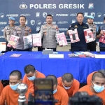 Wakapolres Gresik, Kompol Danu Anindhito Kuncoro, saat mengekspose para tersangka narkoba. Foto: Ist.