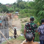 Danrem 084/BJ, Brigjen TNI Terry Tresna Purnama, saat meninjau pembangunan jembatan di Pamekasan.