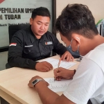 Warga Tuban mendatangi kantor Badan Pengawas Pemilu (Bawaslu) Kabupaten Tuban.