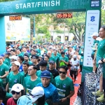 Pj Gubernur Jatim, Adhy Karyono, saat melepas keberangkatan ribuan peserta Surabaya Medic Air Run 2024.