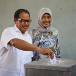 Ketua DPC PKB Tuban saat menggunakan hak pilihnya.