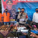 Kapolres Batu, AKBP Harviadhi Agung Prathama menghadirkan dua tersangka penimbunan BBM.