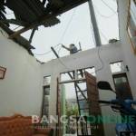 Rumah salah satu warga yang atapnya porak poranda tersapu angin puting beliung. Foto : rony suhartomo/bangsaonline