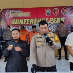 Konferensi pers terkait maling mobil di Mapolresta Sidoarjo.