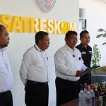 Konferensi pers terkait razia miras atau minuman keras di Pamekasan.