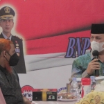 Umar Patek (rambut merah) bersama istri saat bertemu Kepala Badan Nasional Penanggulangan Teroris (BNPT) Komjen Pol. Boy Rafli di Lapas Porong, Senin (23/8) lalu. 