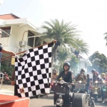 Pj Wali Kota Kediri, Zanariah, saat melepas keberangkatan riding vespa. Foto: Ist