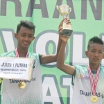 Tim Voli Pantai Kabupaten Tuban mengangkat trofi juara. foto: SUWANDI/ BANGSAONLINE