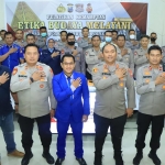 Anggota Polres Ngawi bersama kapolres dan narasumber foto bersama usai kegiatan.