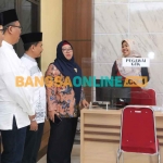 Wakil Bupati Gresik, Aminatun Habibah (dua dari kanan), saat melihat pelayanan di dinas pendidikan. Foto: SYUHUD/BANGSAONLINE
