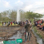 Warga yang melihat semburan air di Desa Sidolaju Kecamatan Widodaren semakin berjubel. foto: ZAINAL A/ BANGSAONLINE