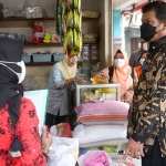 Kepala Dinas Pangan dan Perikanan (Dispari) Kabupaten Mojokerto, M Ridwan turun ke pasar menelusuri biang tak membaiknya harga minyak goreng di pasaran. 