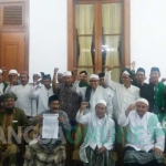 Para kiai kampung saat menyerahkan surat terkait aspirasi kiai kampung se-Jawa Timur di Gedung Negara Grahadi. foto: DIDI ROSADI/ BANGSAONLINE