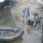 Upaya evakuasi jenazah yang diduga merupakan korban tenggelamnya KMP TPJ