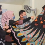 Wali Kota Kediri Abdullah Abu Bakar didampingi Ketua Dekranasda Kota Kediri Ferry Silviana Abu Bakar (kiri), berkunjung ke salah satu gerai batik milik Nunung Wiwin Ariyanti (tengah) owner Numansa Batik yang ada di Kelurahan Dermo. foto: ist.